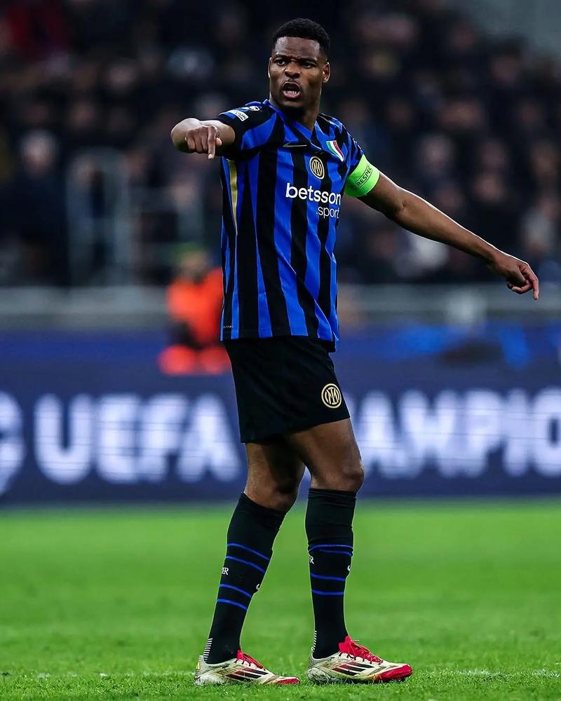 曼联最青睐的中场引援目标身价或将超过1亿英镑。