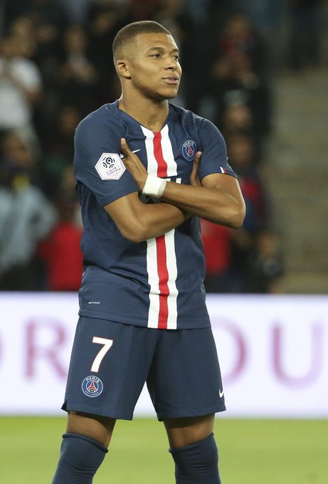 篮球湖人球员场上表现赢得媒体好评（湖人球员赛场发挥获媒体赞誉）