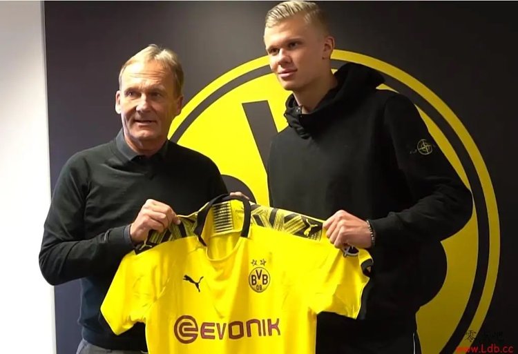 卡洛斯-奥古斯托：踢右路我也感觉良好，球队始终是第一位的（卡洛斯-奥古斯托：右路同样适应，球队利益至上）