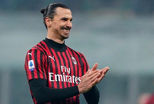 美国演员约翰尼-德普现场观看博卡比赛，并与里克尔梅合影（美国影星约翰尼·德普现身博卡比赛，与里克尔梅合影）