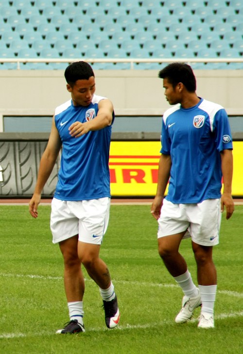 76人多点开花，半场狂轰11记三分得到69分（76人火力全开，半场飙进11记三分豪取69分）