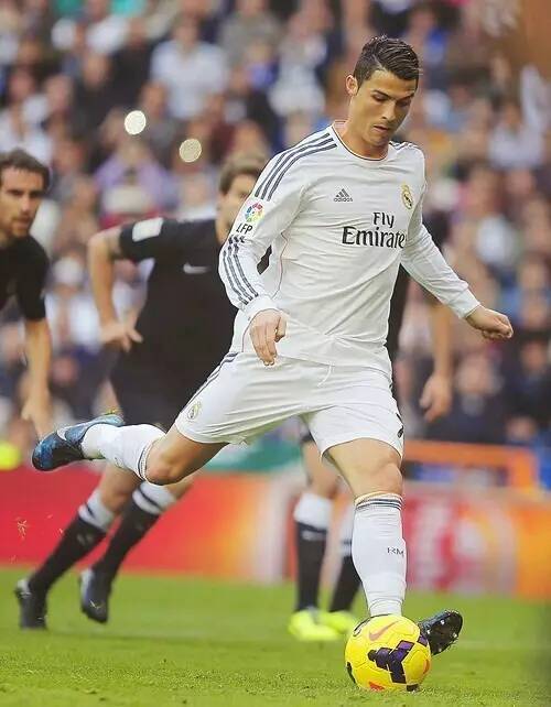 意甲战报：劳塔罗传射建功，国米2-1击败热那亚登顶（意甲快讯：劳塔罗一传一射，国米2-1力克热那亚升至榜首）